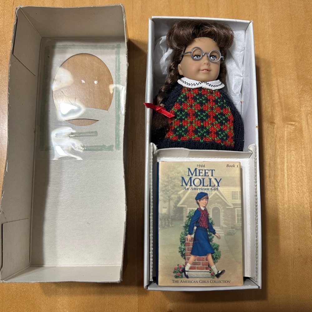 Molly American Girl Doll with Sweater and Book (miniature, 6 in)
